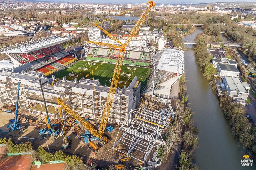 Demag CC 3800-1 hebt neue Südtribune im Stadion des FC Metz
